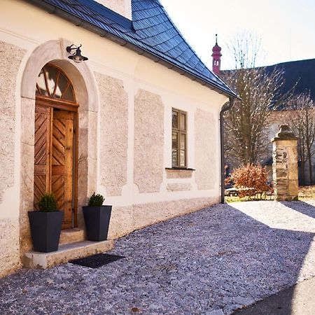 Baroque Chaplain House Kaplanka 1796 A. D. - Historical Luxury Apts In Bohemian Paradise Zelezny Brod Exterior photo
