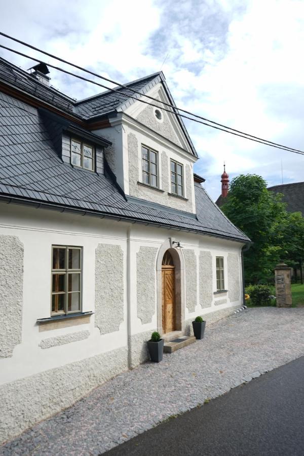 Baroque Chaplain House Kaplanka 1796 A. D. - Historical Luxury Apts In Bohemian Paradise Zelezny Brod Exterior photo